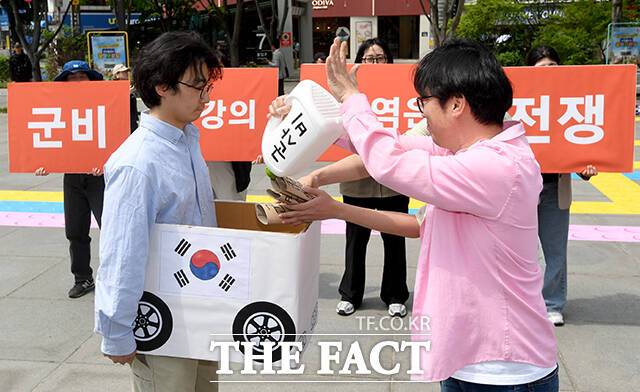 참가자들이 군사비 삭감을 촉구하는 퍼포먼스를 진행하고 있다.