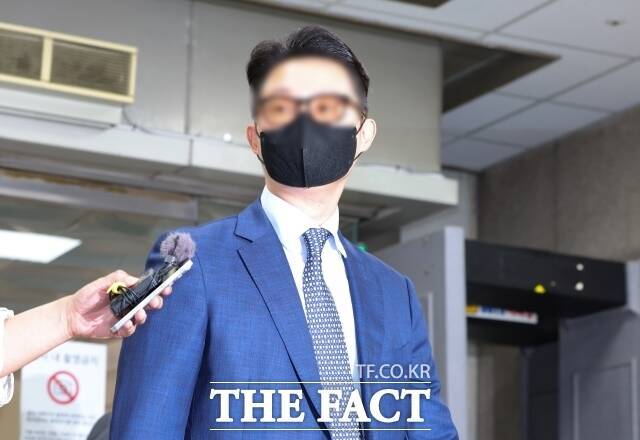 지난달 30일 서울 서초구 서울중앙지방법원에서 열린 구속 전 피의자 심문(영장실질심사)에 건진법사 전성배씨를 통해 김건희 여사에게 고가 선물을 전달하고 통일교의 현안을 청탁한 의혹을 받는 윤영호 전 세계평화통일가정연합(통일교) 세계본부장이 출석하고 있다. /뉴시스