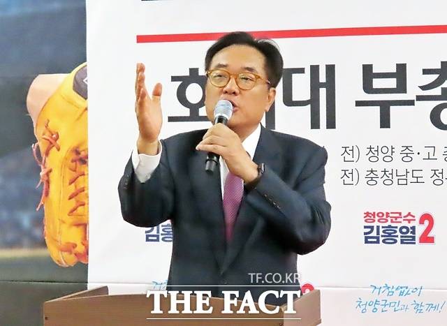 정진석 전 대통령 비서실장이 27일 김홍열 청양군수 예비후보 선거사무소 개소식에서 격려사를 하고 있다. /김형중 기자