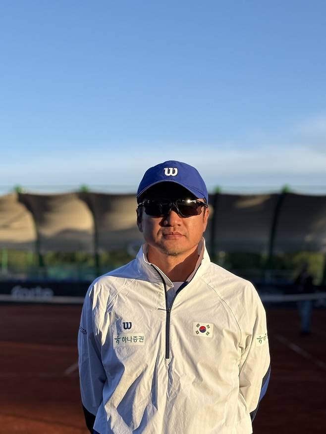 국가대표 유망주와 함께 3주 동안 말레이시아, 인도 주니어 대회에 출전하고 돌아온 윤용일 감독. 윤용일 감독 제공