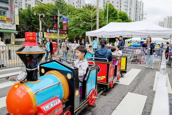 도봉구 지역 아이들이 지난해 도봉구 어린이날 축제에서 놀이기구를 타며 환한 미소를 보이고 있다. 도봉구 제공.