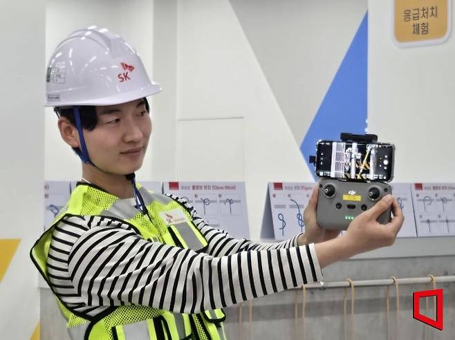 SKT 직원이 드론을 활용한 통신탑 노후화 점검을 시연하고 있다. 노경조 기자