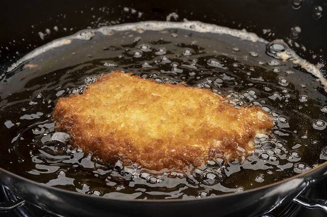 이란 경제는 국제 제재와 미·이스라엘과의 전쟁으로 이중고를 겪고 있다. 특히 정부가 지난 1월 재정난을 이유로 필수품 수입 보조금을 폐지하면서 식용유 가격이 급등하고 공급 부족 현상이 심화했다. 게티이미지