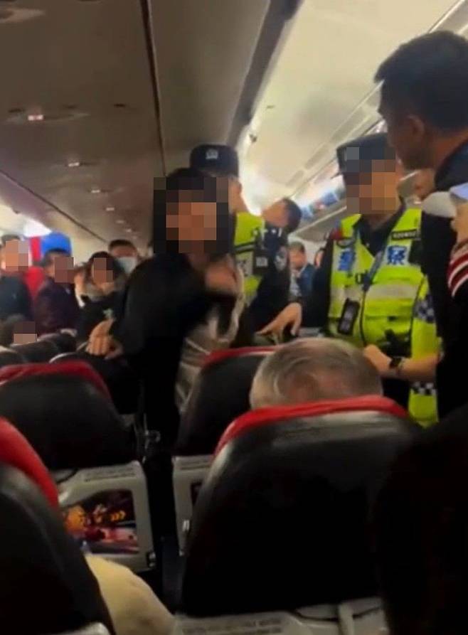 기내에서 난동을 피워 논란이 된 여성. SNS