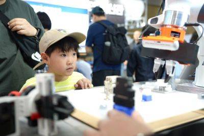 ‘2026 대한민국 과학축제 in 경기’에서 GIST가 운영하는 부스에 방문한 학생이 ‘힘의 감각’을 학습해 정밀 조작을 수행하는 AI 기술 ‘매닙포스(ManipForce)’을 관찰하고 있다. 광주과학기술원 제공