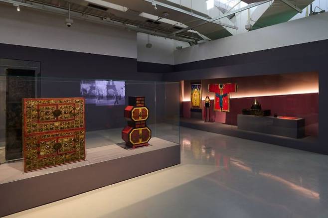 1886년 수교 이후 한국과 프랑스가 공예를 매개로 이어온 문화 교류의 역사를 조명하는 '더 하이브리드' 전시 전경. 서울공예박물관