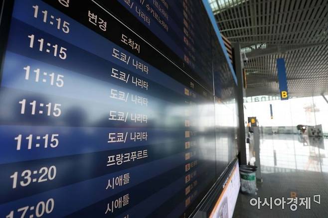 인천국제공항 2터미널 출국장 체크인카운터에 일본 도쿄 나리타행 안내 문구가 나오고 있다. /아시아경제DB