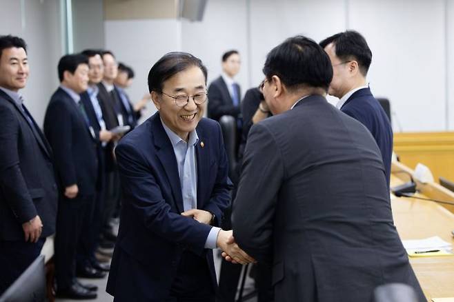 김윤덕 국토교통부 장관이 27일 정부세종청사에서 GTX 노선 공사를 하고 있는 건설사 대표와 만나 안전한 공사현장을 강조했다. 국토부 제공