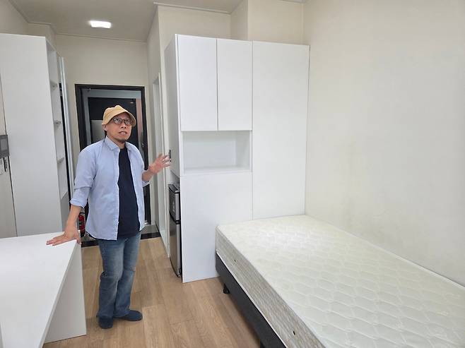 23일 서울 성북구 청년임대주택 '안암생활' 내 호실에서 이 주택의 운영사 '아이부키' 관계자가 주택 구조를 설명하고 있다. /김윤주 기자