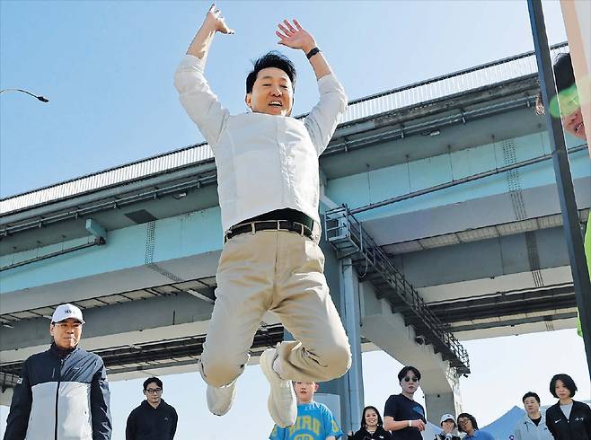 높이뛰기 하는 오세훈  오세훈 서울시장이 26일 서울 서초구 잠수교에서 열린 ‘쉬엄쉬엄 모닝(서울시 아침 운동 축제)’ 행사에 참가해 제자리높이뛰기를 하고 있다. /연합뉴스