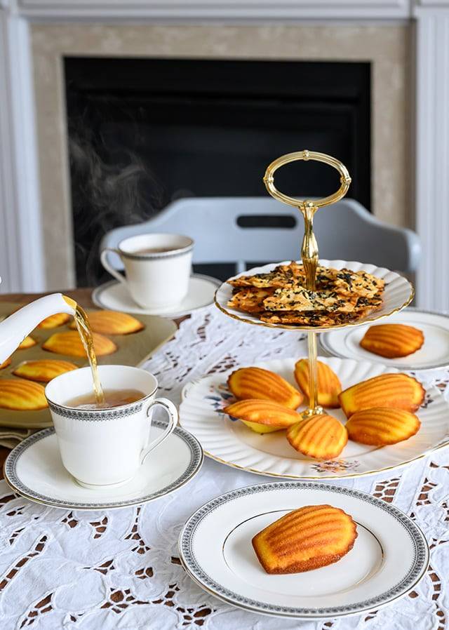 마들렌과 홍차. 과거의 기억을 불러내는 ‘프루스트 효과’의 대명사다. /게티이미지뱅크