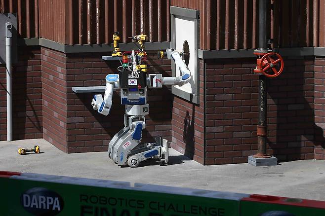 2015년 세계 재난 로봇 경진대회 '다르파(DARPA) 로보틱스 챌린지'에서 활약하는 휴머노이드 'DRC-휴보'의 모습. 휴보는 이 대회에서 우승을 차지했다. 권인소 단장(당시 카이스트 교수)은 휴보의 '눈'을 맡아, 휴보의 사물 인식 능력을 향상시키는 데 핵심적인 역할을 했다. /카이스트