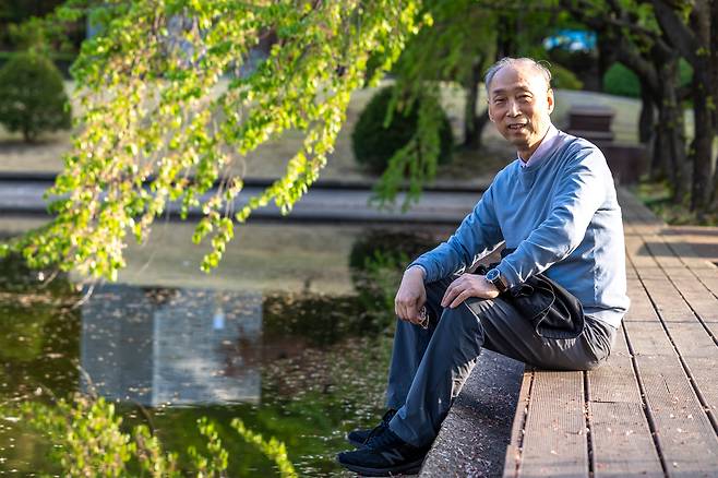 권인소 단장은 책을 펼치고 ‘오늘의 메시지는 무엇일까’ 생각하는 습관이 있다고 했다. 이날 찾은 문구는 ‘불치하문(不恥下問)’. “AI 기술 변화가 워낙 빨라 스승도 모든 것을 앞서 알고 가르치기 어려운 시대가 됐습니다. 스승과 제자가 서로에게 배우고, 동기를 부여받는 시대지요." 그는 제자들에게 "너희가 내 스승이다"란 말을 자주 한다고 했다. /이신영 영상미디어 기자