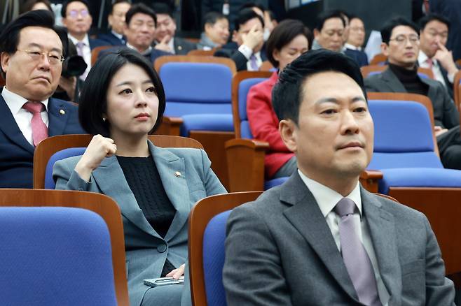 국민의힘 장동혁(맨 앞) 대표와 배현진(장 대표 뒷자리) 의원이 지난 2월 서울 여의도 국회에서 열린 의원총회에 참석해 발언을 듣고 있다./뉴시스