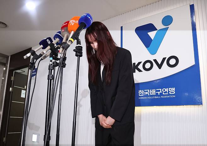 술을 마시고 운전대를 잡은 배구선수 안혜진이 27일 오전 서울 마포구 한국배구연맹(KOVO)에서 열린 상벌위원회에 출석해 소명한 뒤 인사하고 있다. 2026.4.27 ⓒ 뉴스1 구윤성 기자
