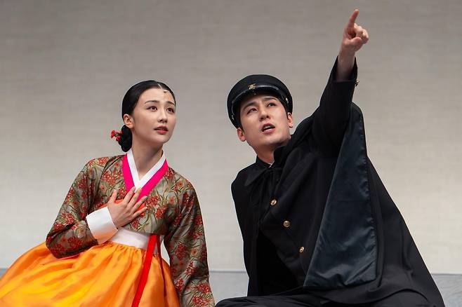 연극 ‘홍도’에서 홍도 역을 맡은 배우 박하선(왼쪽)과 광호 역의 임진구. 옐로우밤 제공