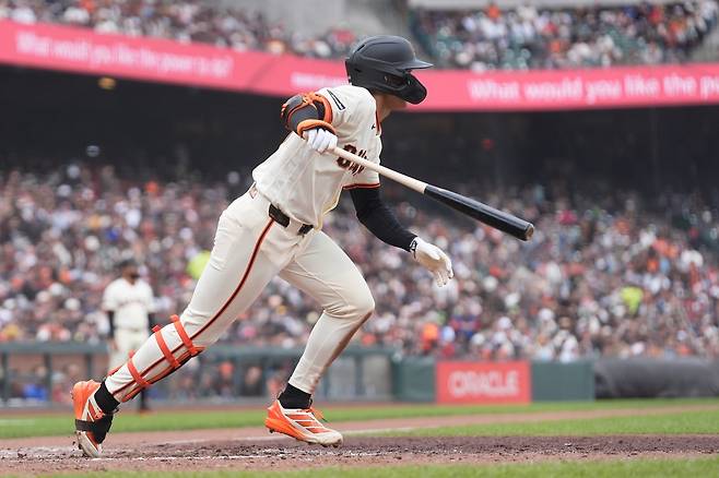 샌프란시스코 자이언츠의 이정후가 26일(현지 시간) 미 캘리포니아주 샌프란시스코의 오라클 파크에서 열린 2026 메이저리그 마이애미 말린스와 경기 5회 말 우전 안타를 치고 있다. 이정후는 1번 타자로 출전해 5타수 4안타 2득점을 기록했고, 샌프란시스코는 6-3으로 역전승했다. 2026.04.27 샌프란시스코=AP/뉴시스
