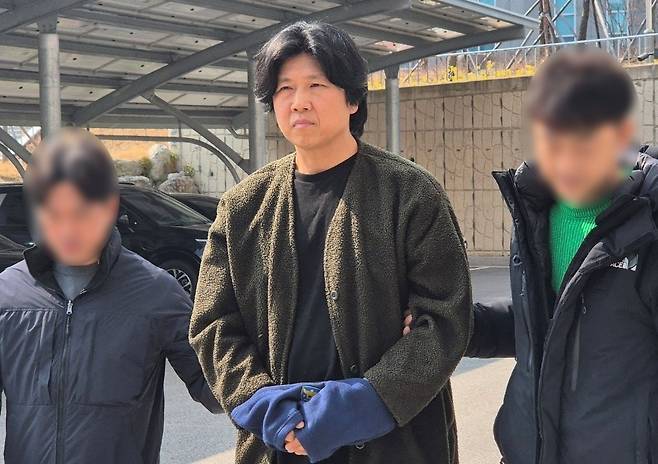 법원 출석하는 시나위 출신 가수 김바다.