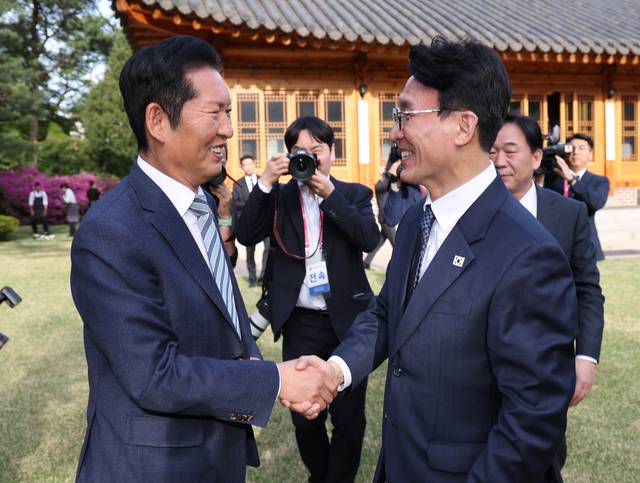 김민석(오른쪽) 국무총리가 지난 4월 22일 서울 삼청동 총리공관에서 열린 고위당정협의회에서 정청래(왼쪽) 더불어민주당 당대표와 인사하고 있다.[연합뉴스]