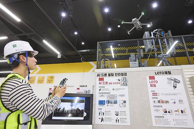 지난 24일 SK텔레콤 대전 사옥에 위치한 안전체험교육관. 직원이 AI 드론을 활용한 통신탑 안전 점검을 시연하고 있다.