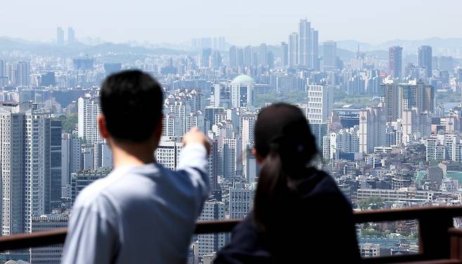 26일 서울 남산에서 바라본 도심 곳곳에 아파트가 빼곡하다. 사진=연합뉴스