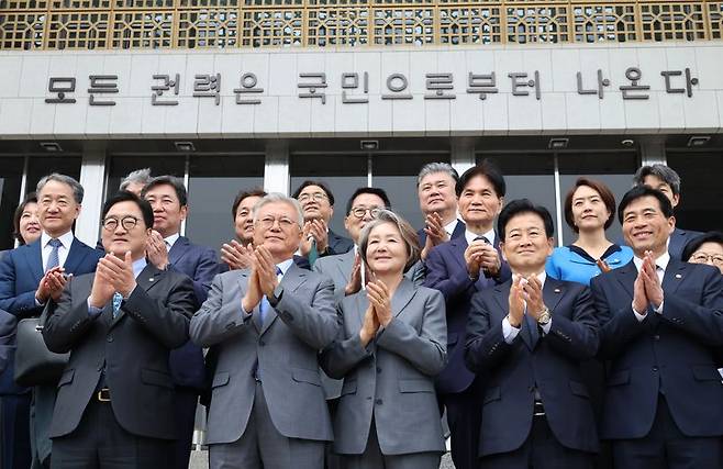 우원식 국회의장이 27일 서울 여의도 국회 본청 정현관에서 4.27 판문점선언 8주년 기념식에 참석한 문재인 전 대통령 내외를 비롯한 참석자들과 기념촬영을 하고 있다. 공동취재