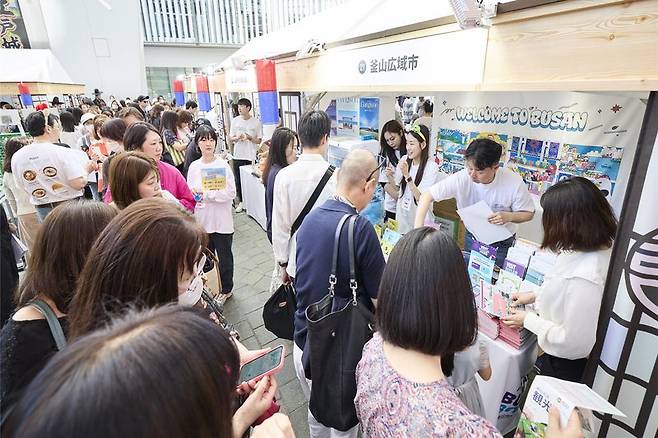 지난 11~12일 도쿄 롯폰기 힐즈 아레나에서 열린 '2026 K-관광 로드쇼 in 도쿄'의 부산관광 부스 현장. 부산관광공사 제공