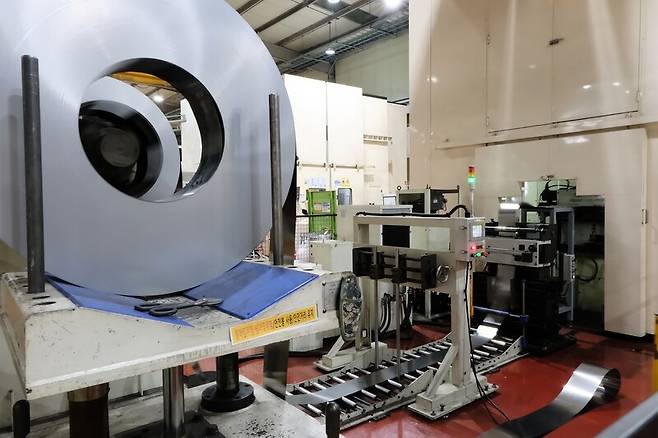 지난달 24일 충남 천안시 포스코모빌리티솔루션 천안공장에서 포스코 전기강판 소재가 프레스기에 투입되고 있다. 포스코인터내셔널 제공