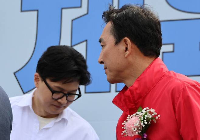 부산 북갑 국회의원 보궐선거에서 국민의힘 공천을 바라는 박민식 전 국가보훈부 장관과 무소속 출마를 공식화한 한동훈 전 국민의힘 대표가 지난 26일 부산 구포초에서 열린 동문회 운동회에 참석해 있다. 연합뉴스