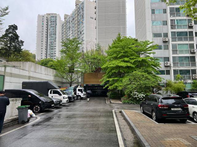 SK북한산시티 아파트는 주거동마다 지하주차장과 지상주차장이 마련돼 있다. 다만 일부 주거동은 집에서 지하주차장으로 바로 연결되는 통로가 없다. 김민호 기자