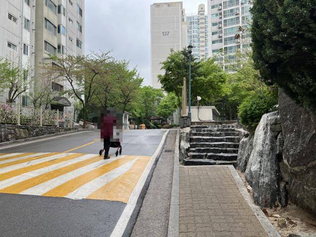 단지 내 경사가 심하지는 않다. 단지가 언덕을 따라 건설됐지만 계단식 단차의 수가 많아 개별 보행로와 도로 경사는 완만한 편이다. 김민호 기자