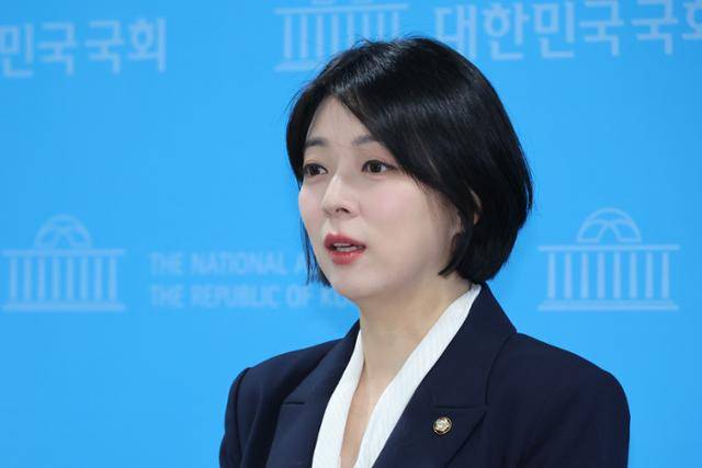 배현진 국민의힘 의원이 24일 국회 소통관에서 같은 당 장동혁 대표를 비판하는 발언을 하고 있다. 뉴스1