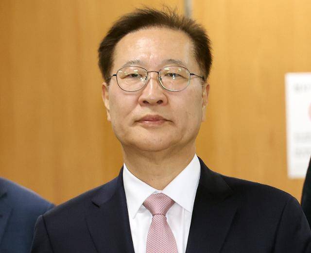 내란 중요임무종사 등 혐의를 받는 박성재 전 법무부 장관이 27일 서울 서초구 서울중앙지법에서 열린 1심 결심 공판에 출석하고 있다. 사진공동취재단