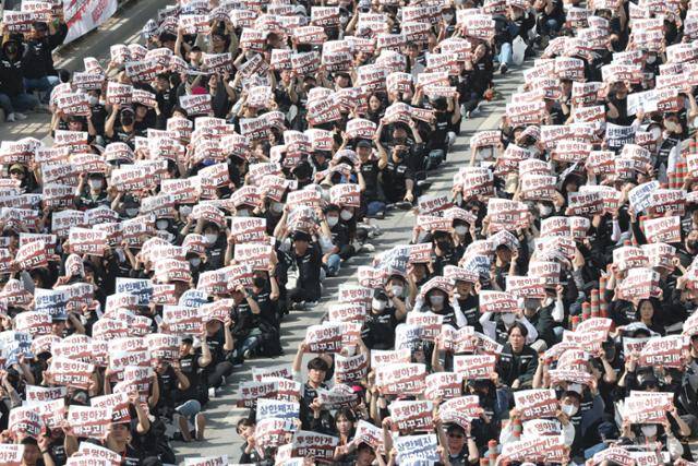 23일 경기 평택시 고덕동 삼성전자 평택캠퍼스 앞에서 열린 삼성전자 노동조합 공동투쟁본부 '4·23 투쟁 결의대회'에 참가한 조합원들이 구호를 외치고 있다. 정다빈 기자