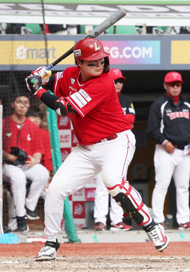 올 시즌 타격에서 눈을 뜬 모습으로 맹타를 이어가던 고명준. 예상하지 못한 골절 부상으로 당분간 경기를 뛸 수 없게 됐다. SSG 제공