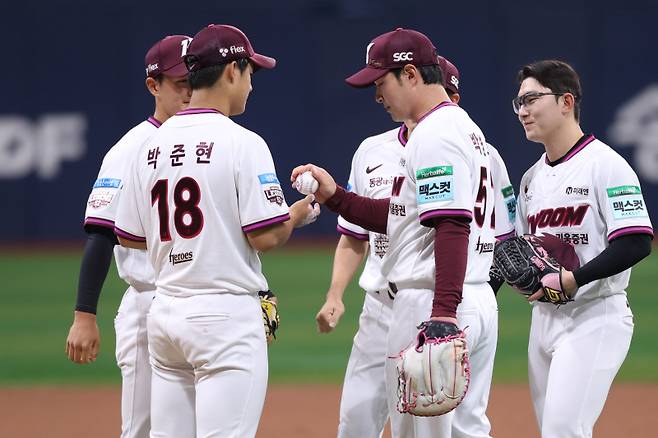 26일 경기 전 선발투수 박준현에게 공을 건네는 박병호(오른쪽). 키움 제공