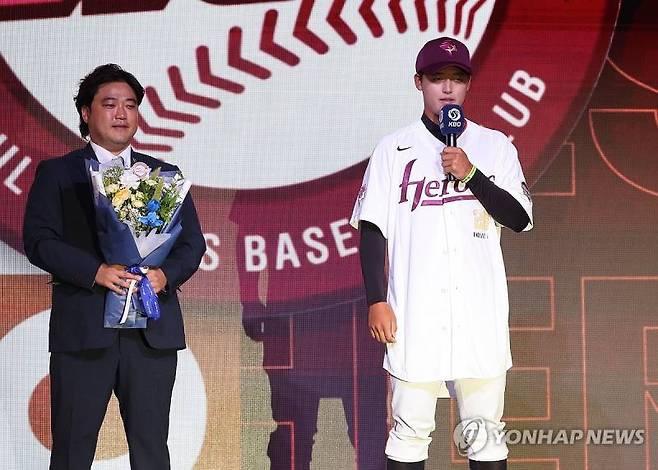 17일 서울 송파구 롯데호텔 월드에서 열린 2026 KBO 신인 드래프트에서 키움 히어로즈에 1라운드 1순위 지명을 받은 천안북일고 오른손 투수 박준현이 소감을 말하고 있다. 왼쪽은 아버지 박석민 전 두산 베어스 코치. 사진=연합뉴스