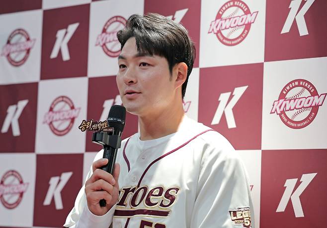 <yonhap photo-3880="">박병호 키움 히어로즈 코치가 26일 서울 고척스카이돔에서 열린 선수 은퇴 기자회견에서 발언하고 있다. 사진=연합뉴스</yonhap>
