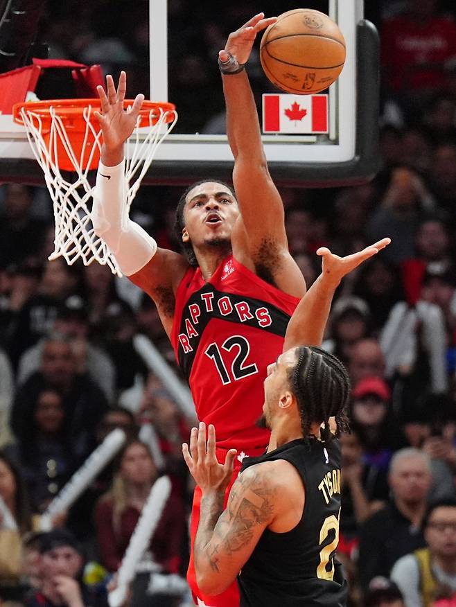 <yonhap photo-1378=""> Toronto Raptors forward Collin Murray-Boyles (12) blocks a shot from Cleveland Cavaliers guard Jaylon Tyson (20) during the second half of Game 4 in a first-round NBA basketball playoffs series in Toronto on Sunday, April 26, 2026. (Frank Gunn/The Canadian Press via AP) MANDATORY CREDIT/2026-04-27 05:14:13/ <저작권자 ⓒ 1980~2026 ㈜연합뉴스. 무단 전재 재배포 금지, AI 학습 및 활용 금지></yonhap>