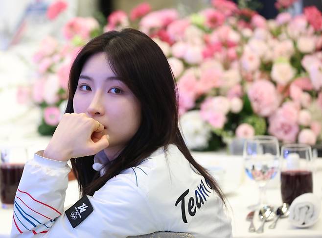 <yonhap photo-5111="">쇼트트랙 국가대표 김길리가 5일 청와대 영빈관에서 열린 2026 밀라노-코르티나담페초 동계올림픽 선수단 격려 오찬에 참석해 있다. 사진=연합뉴스</yonhap>