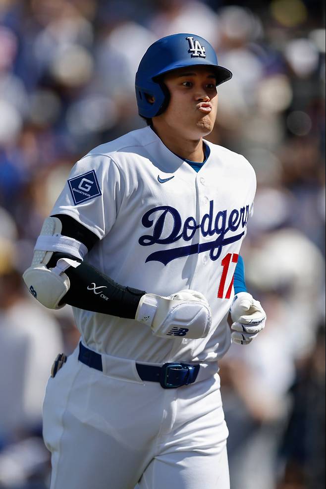 <yonhap photo-2261="">오타니가 27일(한국시간) 시카고 컵스전 7회 말 솔로 홈런을 기록한 뒤 베이스를 돌고 있다. (AP Photo/Caroline Brehman) <저작권자 ⓒ 1980~2026 ㈜연합뉴스. 무단 전재 재배포 금지, AI 학습 및 활용 금지></yonhap>