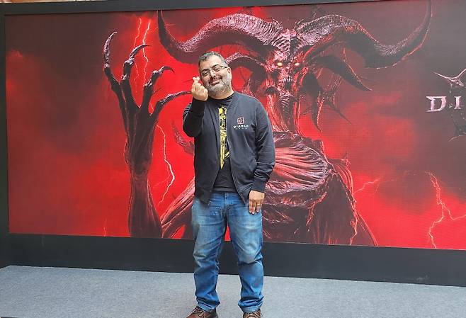 자벤 하로투니안 어소시에이트 게임 디렉터가 27일 서울 데블스도어 센트럴시티점에서 열린 '디아블로4' 확장팩 '증오의 군주' 출시 기자간담회에서 포즈를 취하고 있다. IS포토