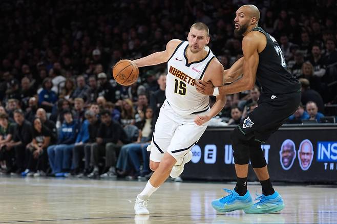 <yonhap photo-3526=""> Denver Nuggets center Nikola Jokic (15) works toward the basket as Minnesota Timberwolves center Rudy Gobert, right, defends during the first half of Game 4 of a first-round NBA basketball playoff series, Saturday, April 25, 2026, in Minneapolis. (AP Photo/Abbie Parr)/2026-04-26 11:05:02/ <저작권자 ⓒ 1980~2026 ㈜연합뉴스. 무단 전재 재배포 금지, AI 학습 및 활용 금지></yonhap>