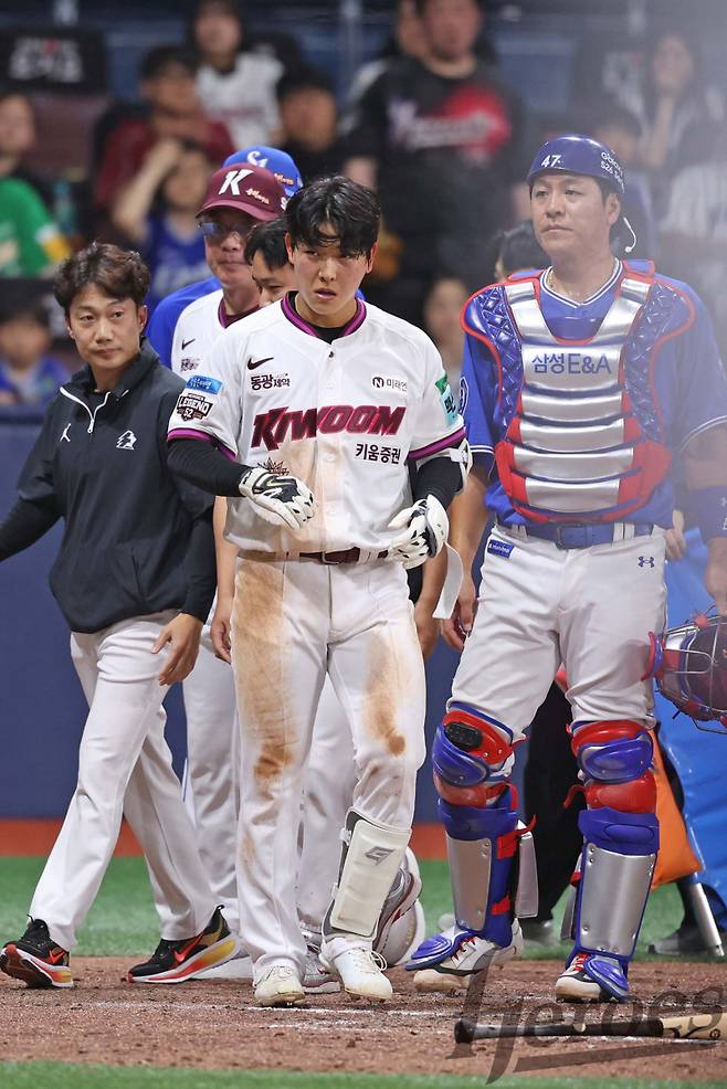 지난 26일 삼성 라이온즈전에서 사구를 맞은 박수종.&nbsp;
