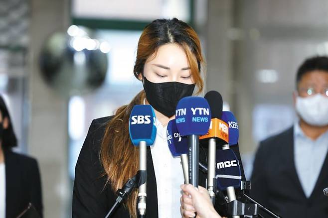 <yonhap photo-1848="">KLPGA 상벌위 출석 앞서 사과하는 윤이나. 사진=연합뉴스</yonhap>