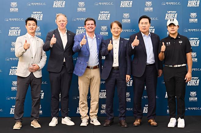 (왼쪽부터) 마틴 김 LIV 골프 코리안골프클럽 구단대표 겸 한국·동아시아 지역 총괄 매니징 디렉터, 로스 할렛 LIV 골프 이벤트 부문 총괄 부사장, 스캇 오닐 LIV 골프 CEO, 성희엽 부산광역시 미래혁신부시장, 김도형 아시아드컨트리클럽 대표이사, 김민규 선수 사진=LIV 골프