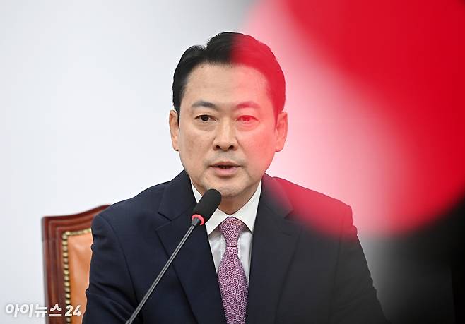 장동혁 국민의힘 대표가 24일 서울 여의도 국회에서 열린 현안 관련 브리핑을 마친 뒤 취재진의 질문에 답변하고 있다. [사진=곽영래 기자]