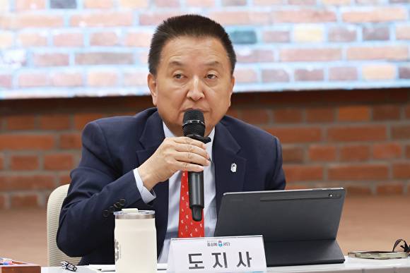 김영환 충북도지사가 27일 도청에서 열린 확대간부회의에서 발언하고 있다.[사진=충북도]