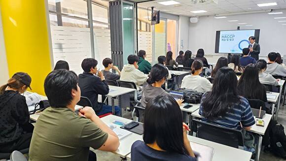 청년 취업준비 중인 청년들을 대상으로 HACCP 전문교육이 진행되고 있다. [사진=전주대학교 ]