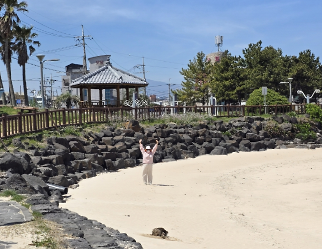 제주 바다 앞에서 홀로 서 있는 이용숙 씨. 조용한 공간에서의 머묾이 또 다른 시간을 만들어냈다. (제주관광공사 제공)